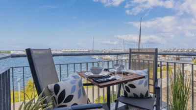 Hervorragende Ferienvermietung: Klug geschnittene Wohnung mit Balkon und Blick auf die Marina