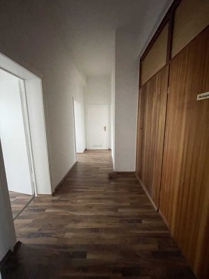 Renovierte Altbau 6-Zimmer-Wohnung mit Balkon in Brakel welche auch gut als Büro genutzt werden kann