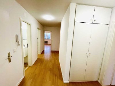 Sehr helle, gerade renovierte 2,5 bis 3-Zimmer-Wohnung