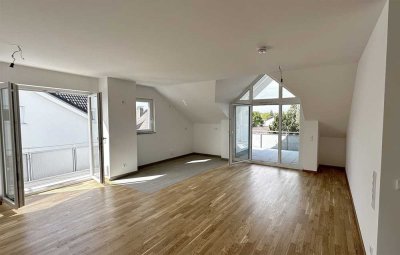 Lichtdurchflutete 4 Zi. Wohnung mit Dachterrasse & Balkon, ca. 103m² Wfl. TG-Plätze in Gilching (S8)