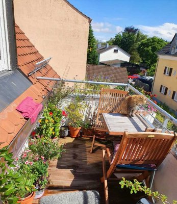 Helle 1-Zimmer-Dachgeschosswohnung mit Balkon und EBK in Augsburg