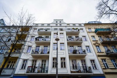 Bezugsfreie, renovierte 3-Zimmer-Altbauwohnung mit Balkon, Aufzug und zwei Bädern in Wassernähe.