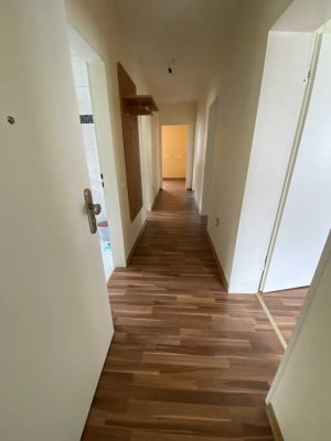 Ansprechende 4-Zimmer-EG-Wohnung mit Balkon und Einbauküche in Bad Kreuznach-Planig