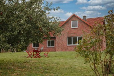 Kneese im Biosphärenreservat –
Ein-/ Zweifamilienhaus auf weitläufiger Streuobstwiese zu kaufen!