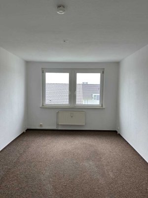 geräumige 2-Raum-Wohnung, Wannenbad mit Fenster, Keller und Stellpl. mgl.