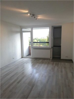 Lichtdurchflutete 1-Zimmer-Wohnung mit Balkon & EBK – Exklusive Lage direkt am Wöhrdersee