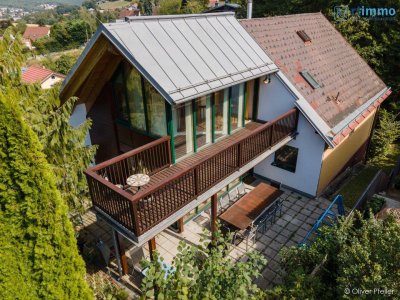 NEUER PREIS: ALT UND NEU ZUGLEICH - EINFAMILIENHAUS IN GRÜNLAGE MIT FERNBLICK und Bach an der Grundstücksgrenze