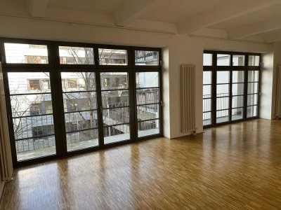 Stilvolle, geräumige und modernisierte 3-Zimmer Maisonette-Loft-Wohnung mit EBK in Berlin