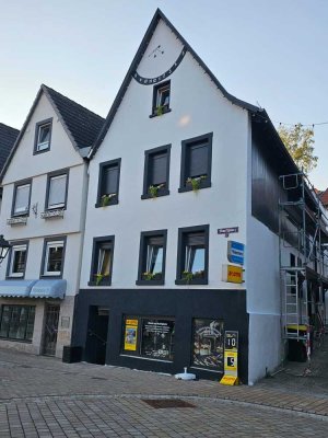 Charmantes Einfamilienhaus mit Gewerbefläche und Dachterrasse auf dem Marktplatz von Nidderau