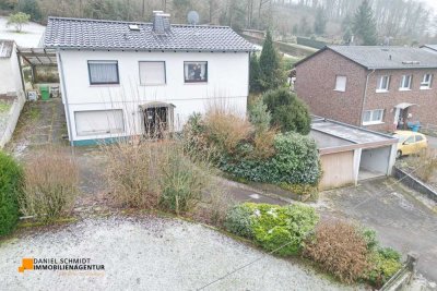 Einfamilienhaus mit drei Garagen und großem Grundstück in Gummersbach-Berghausen