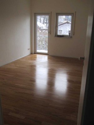 Hochwertige helle Dachgeschoßwohnung 56m², Badewanne, Balkon, Stellplatz+ TG Platz, EchtholzParkett