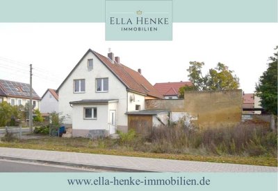 Schnäppchen für Handwerker: Kleine Haushälfte zum Sanieren mit Keller + Garage