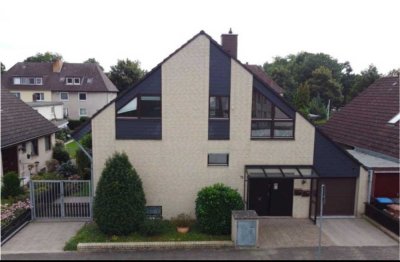 Helle Dreiraumwohnung mit Kamin, Terrasse, eigenen Garten und Garage in Zweifamilienhaus EG.