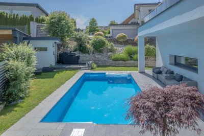 Modernes Architektenhaus mit Pool