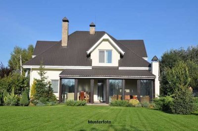 Freistehendes Einfamilienhaus mit Garage und Carport