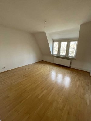 Helle, großzügige 4 ZKB Dachgeschosswohnung in beliebter Lage