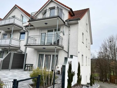 Moderne, renovierte Wohnung mit Einbauküche und Balkon