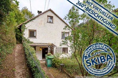 Sanierungsbedürftiges Zweifamilienhaus mit Blick über das Kesselinger Tal