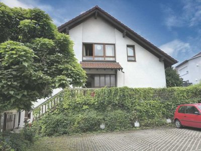 Zentral gelegenes Zweifamilienhaus in Willsbach