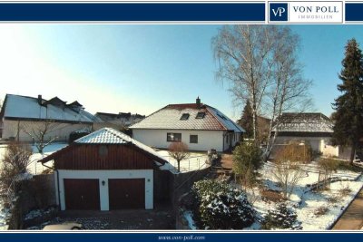 Zeitlos elegantes Haus in ruhiger Lage, mit Doppelgarage, Gartenteich und Außenkamin.