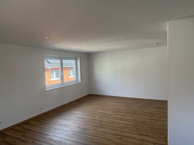 Frisch renovierte, helle 3 Zimmer Wohnung (mit Küche und Bad)