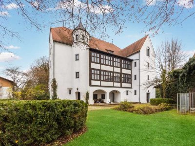 Historisches Schloss in saniertem Zustand mit großem Grundstück