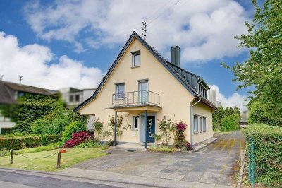 Modernisiertes Ein- Zweifamilienhaus mit hübschem und ebenerdigem Garten in direkter Stadtlage