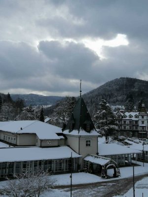 Gepflegte Wohnung, 130 qm, mit dreieinhalb Zimmern sowie Balkon und EBK, Lift in Bad Herrenalb