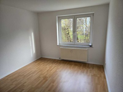 Ansprechende und vollständig renovierte 3-Raum-Hochparterre-Wohnung mit Balkon und EBK in Bremen