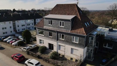 Mehrfamilienhaus mit Gewerbe und großem Grundstück in zentraler Lage zu verkaufen