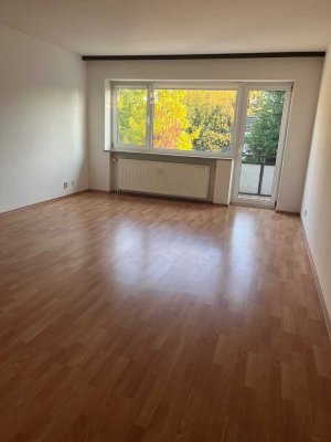 Großzügige 2-Zimmer-Wohnung mit Balkon, Küche und Stellplatz