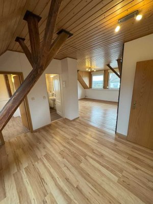 Großzügige, helle 4-Zimmer-Wohnung über zwei Etagen mit Dachterrasse