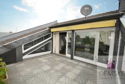 Düsseldorf-Oberkassel! Charmante Altbauwohnung mit Balkon, großer Dachterrasse und zwei Kaminen!