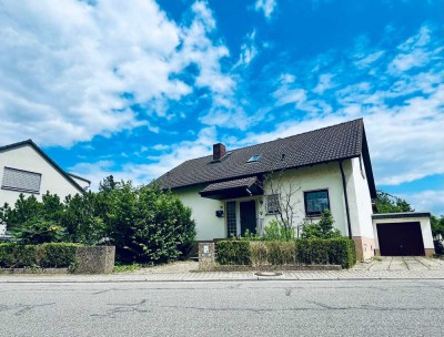 Freistehendes Einfamilienhaus in ruhiger Lage mit Fensterfront zum Garten und großzügiger Terrasse