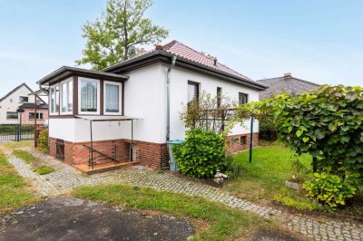 Mit Keller, Einbauküche, Garage, Veranda, manuellen Rollladen: Bungalow bahnhofsnah in Fredersdorf