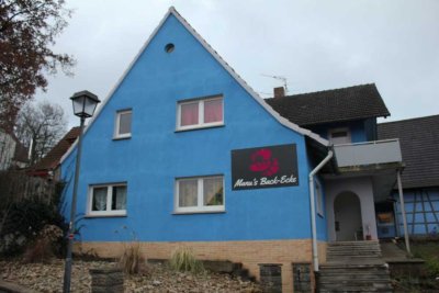 Großes Zweifamilienhaus mit großer Halle und diversen Nebengebäuden.