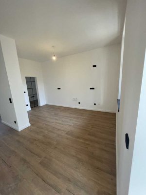 Erstbezug nach Kernsanierung: helle 3,5-Zimmer-Altbau mit Balkon in Hof