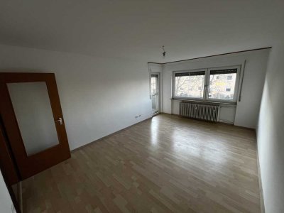 Vollständig renovierte Wohnung mit zwei Zimmern und Balkon in Groß-Gerau