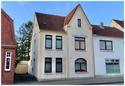 HUSUM ZENTRUM: Charmantes Stadthaus mit 2 Wohnungen, Ausbaureserve, Westgarten, Balkon und Garage!