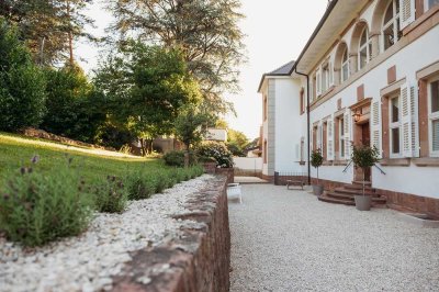 Exklusive Villa am Neckar: Dachgeschosswohnung mit Blick ins Tal