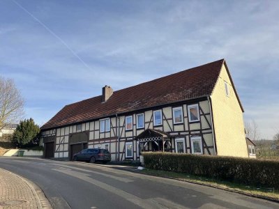 Ehemalige Hofstelle mit Scheune und Wiesenfläche in Trendelburg-Gottsbüren