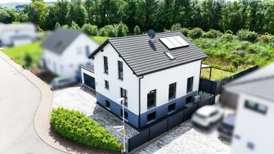 Neuwertiges Einfamilienhaus mit Einliegerwohnung: funktional, ästhetisch und Innovation vereint