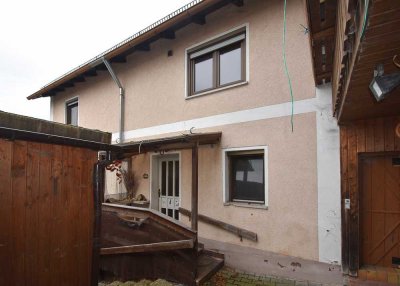 Renovierungsbedürftiges Mehrfamilienhaus in guter Lage in Regenstauf