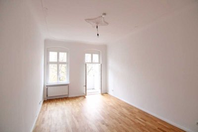 Zauberhafte Altbauwohnung im Erstbezug nach Komplettmodernisierung - mit Balkon und Parkett!