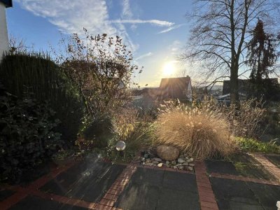 Bezugsfreier, charmanter Reihen-Bungalow in bevorzugter Halbhöhenlage mit Patio und tollem Fernblick