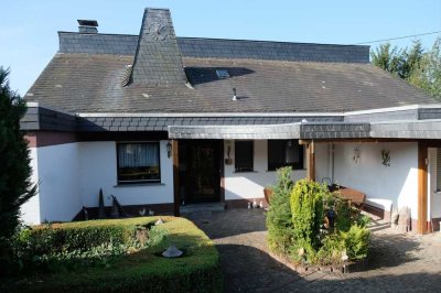 Einfamilienwohnhaus mit Einliegerwohnung, Garage, Carport und Garten in Gemünden/ Hunsrück