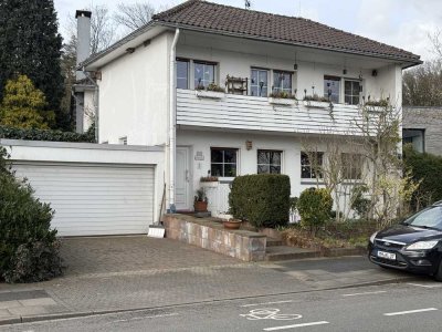 EIN-ZWEIFAMILIENHAUS  mit Doppelgarage und großem Garten