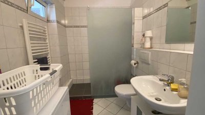 Helle möblierte Wohnung mit Garten