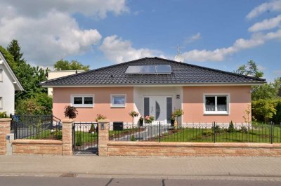 Hingucker ist hinter’m Haus: Bungalow m attraktivem Atrium schafft ungewohnte Ausblicke! Grdst. inkl