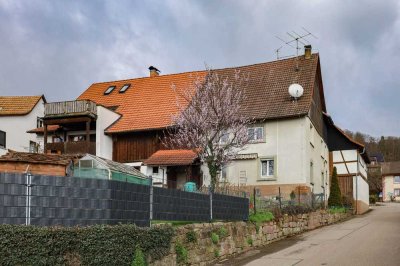 Denkmalgeschütztes halbes, kleines Bauernhaus. Ursprünglich n. badischem Stockwerkseigentum geteilt